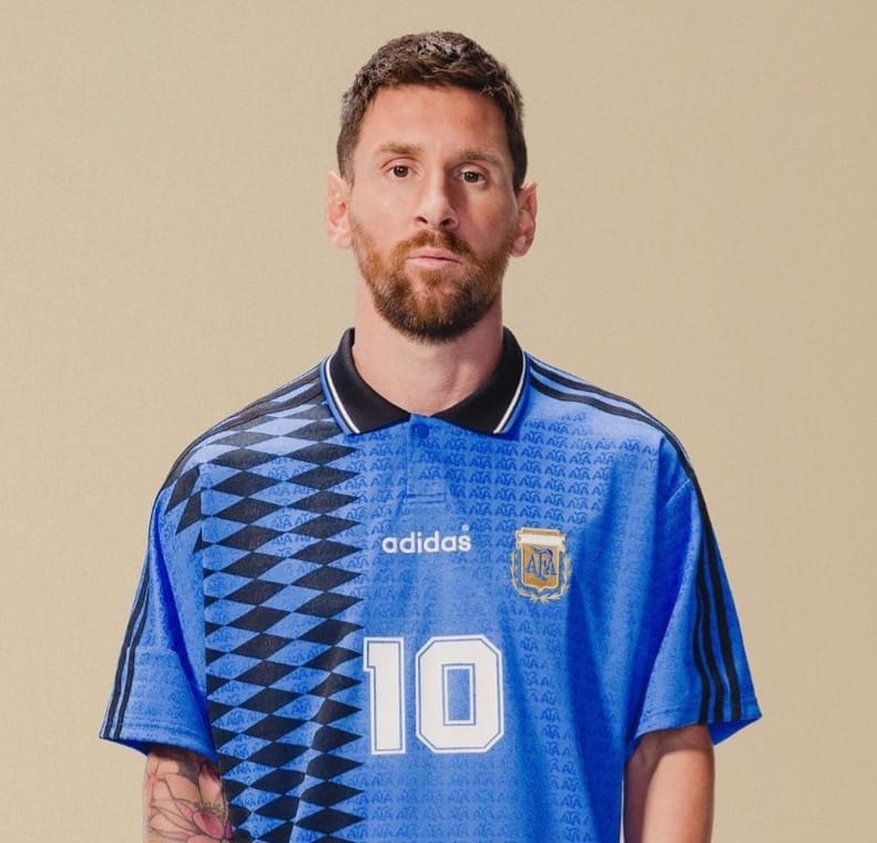 Lionel Messi presentó la nueva camiseta de la selección argentina