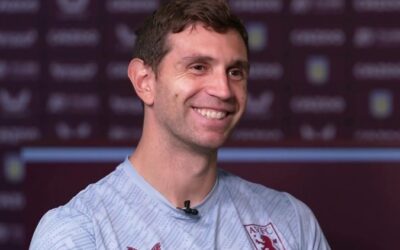 El Dibu Martínez, a pura risa en el vestuario del Aston Villa